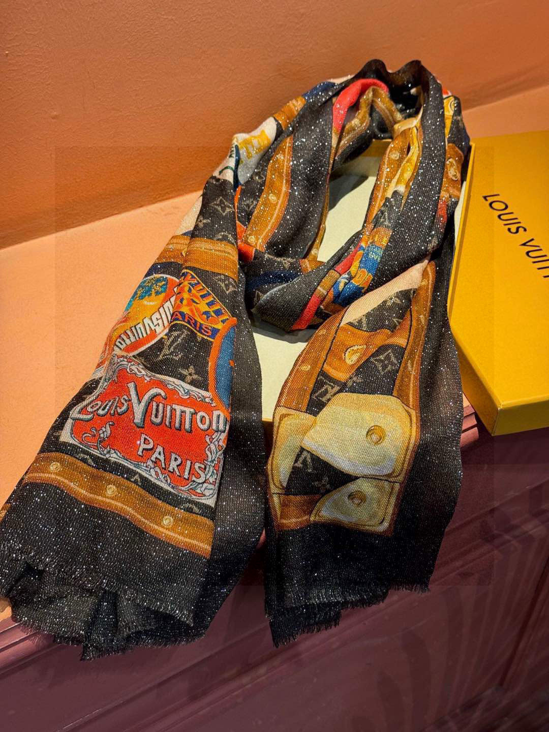   会发光发亮的围巾真心赞‼️驴家【L链条箱包花纹银丝长巾】银丝印花羊绒长巾，2023新款方巾来撷Nou