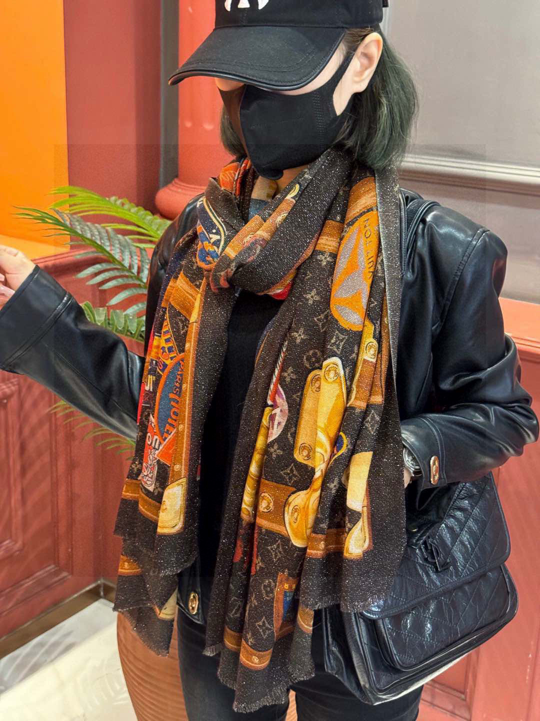   会发光发亮的围巾真心赞‼️驴家【L链条箱包花纹银丝长巾】银丝印花羊绒长巾，2023新款方巾来撷Nou