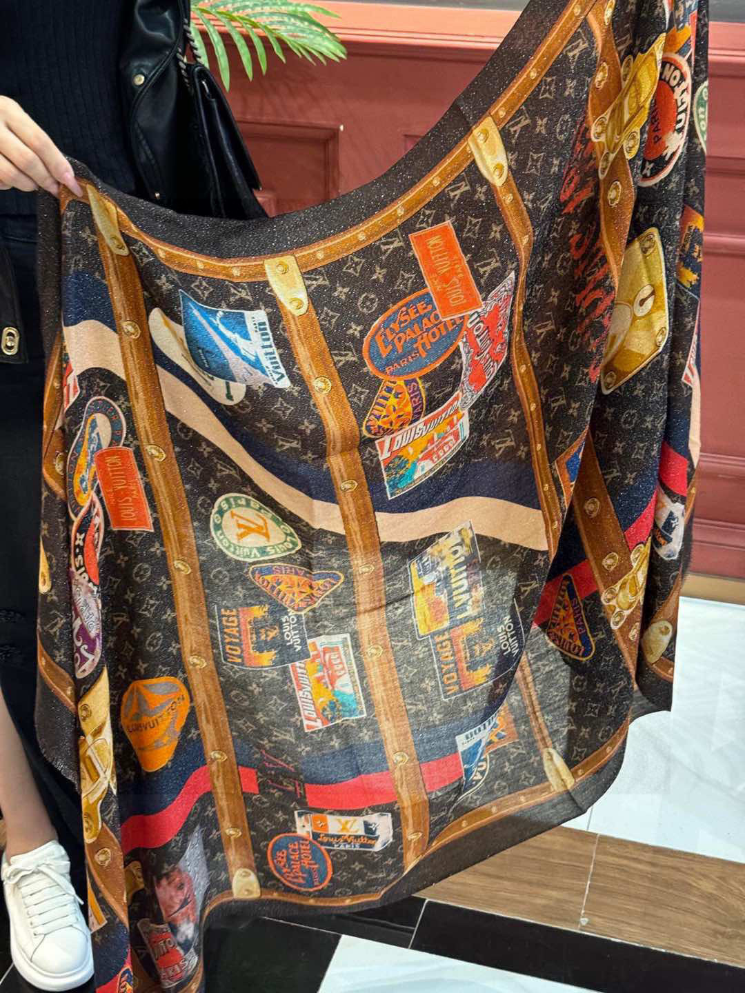   会发光发亮的围巾真心赞‼️驴家【L链条箱包花纹银丝长巾】银丝印花羊绒长巾，2023新款方巾来撷Nou