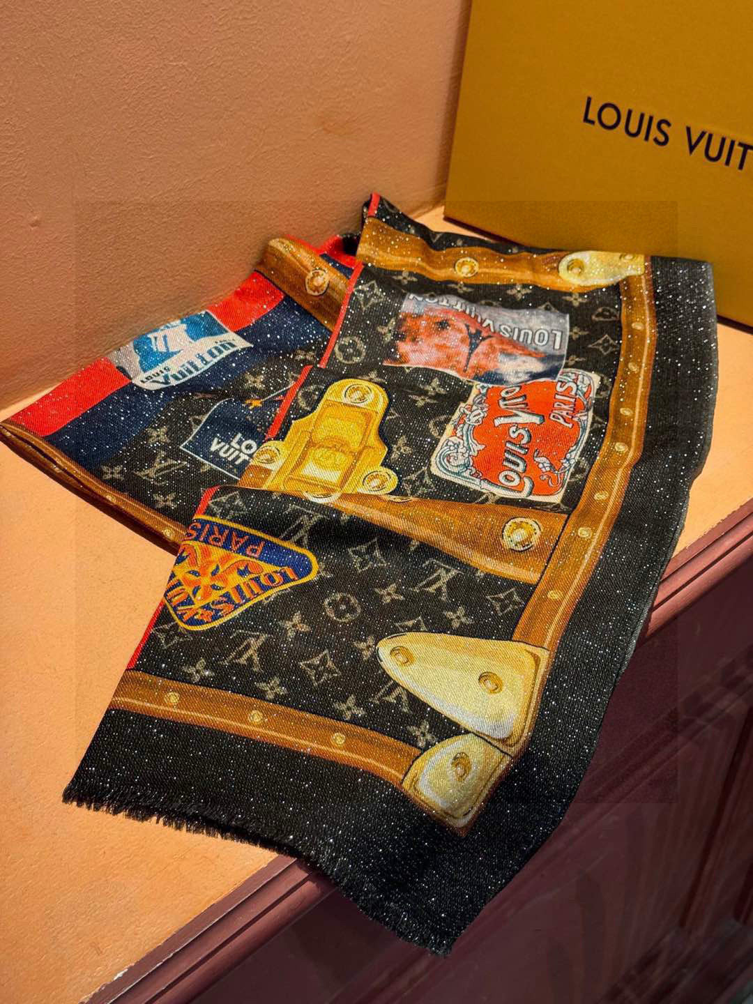   会发光发亮的围巾真心赞‼️驴家【L链条箱包花纹银丝长巾】银丝印花羊绒长巾，2023新款方巾来撷Nou