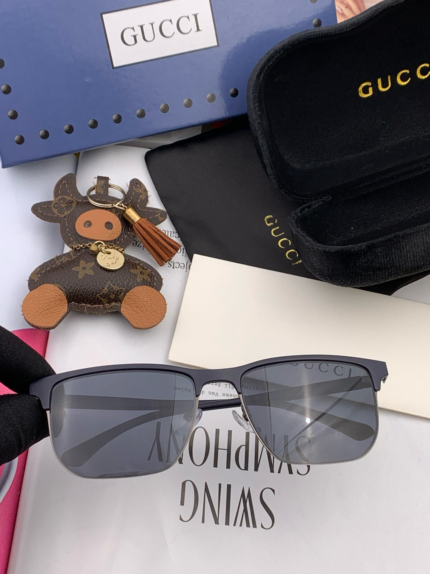   Gucci 。  高品质男女款墨镜   👍 进口宝丽来偏光镜片  。 开车钓鱼都可 。百搭显瘦墨镜韩