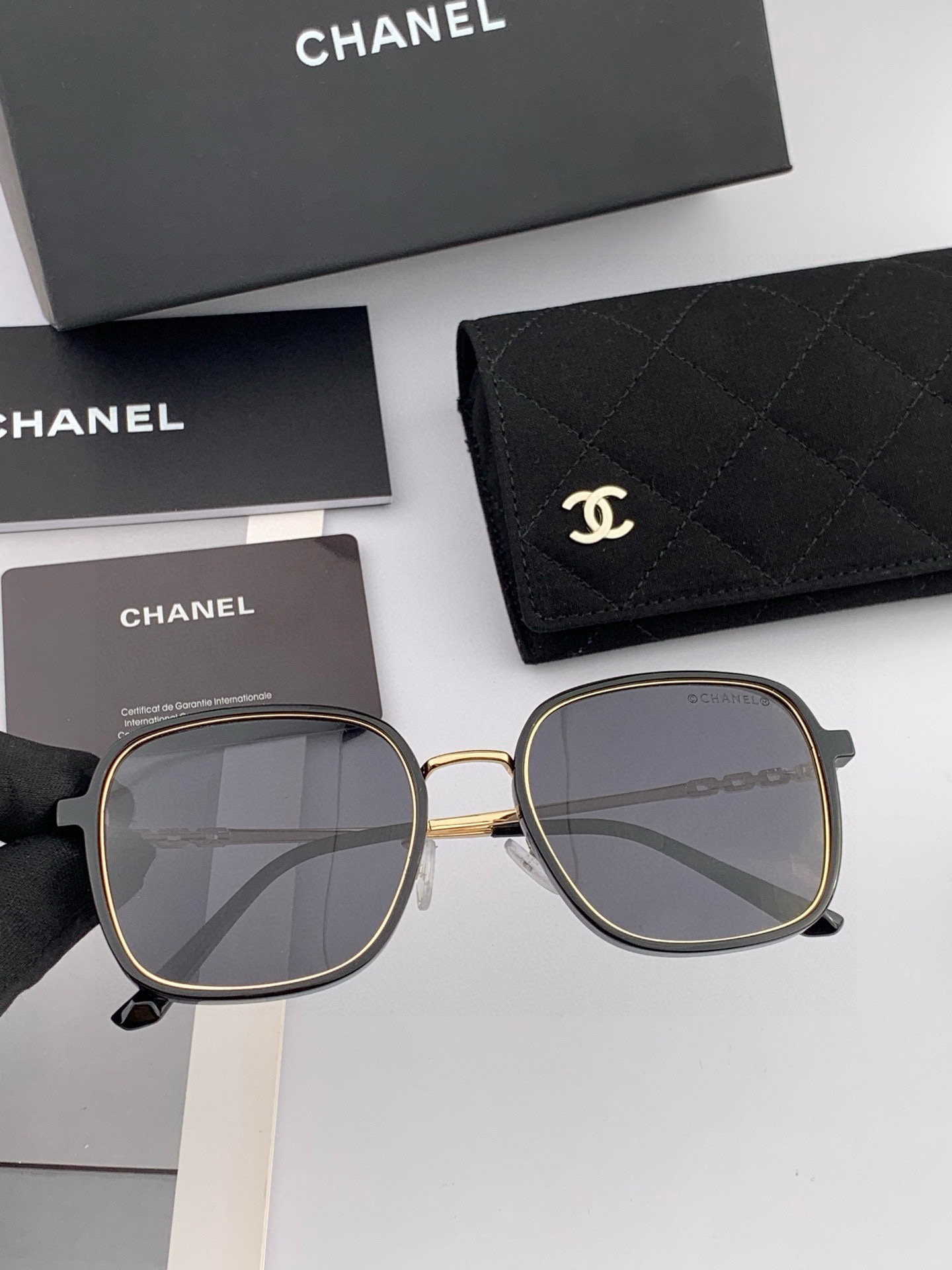    新品CHANEL 香奈儿太阳镜以独特魅力和前卫风格诠释春夏最新眼镜，质感超好佩带舒适 型号：CH7