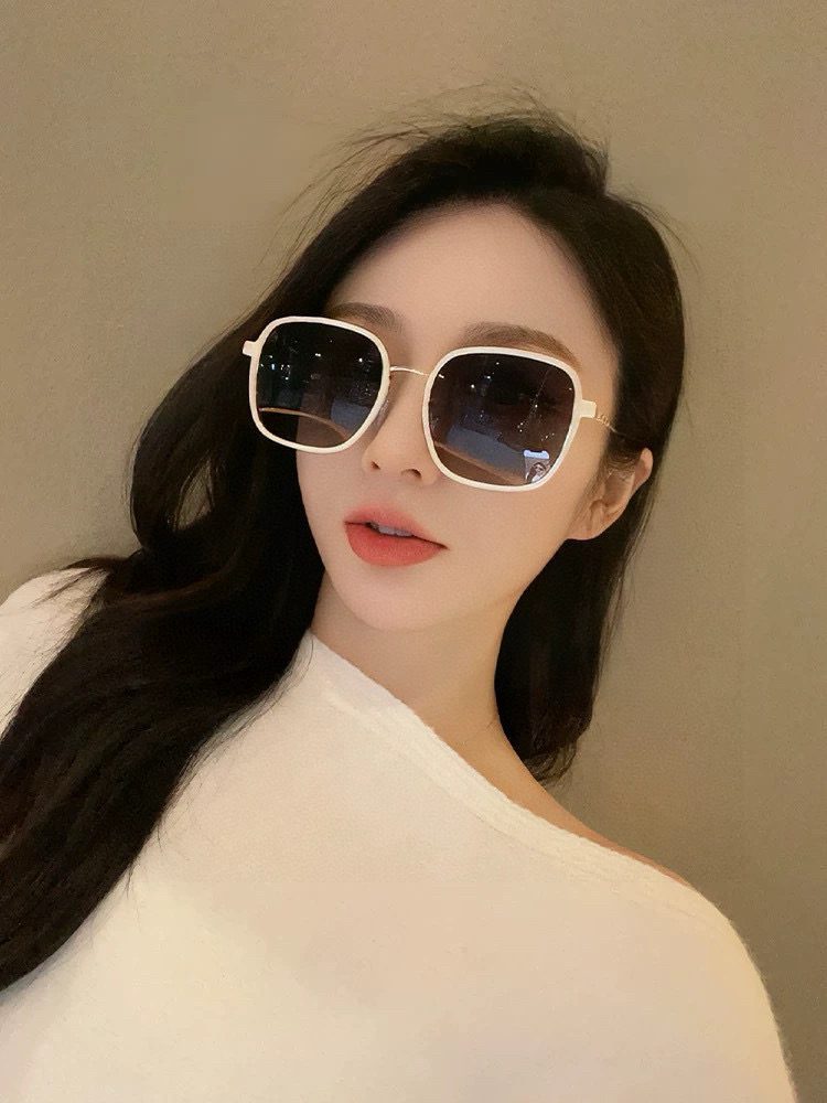    新品CHANEL 香奈儿太阳镜以独特魅力和前卫风格诠释春夏最新眼镜，质感超好佩带舒适 型号：CH7