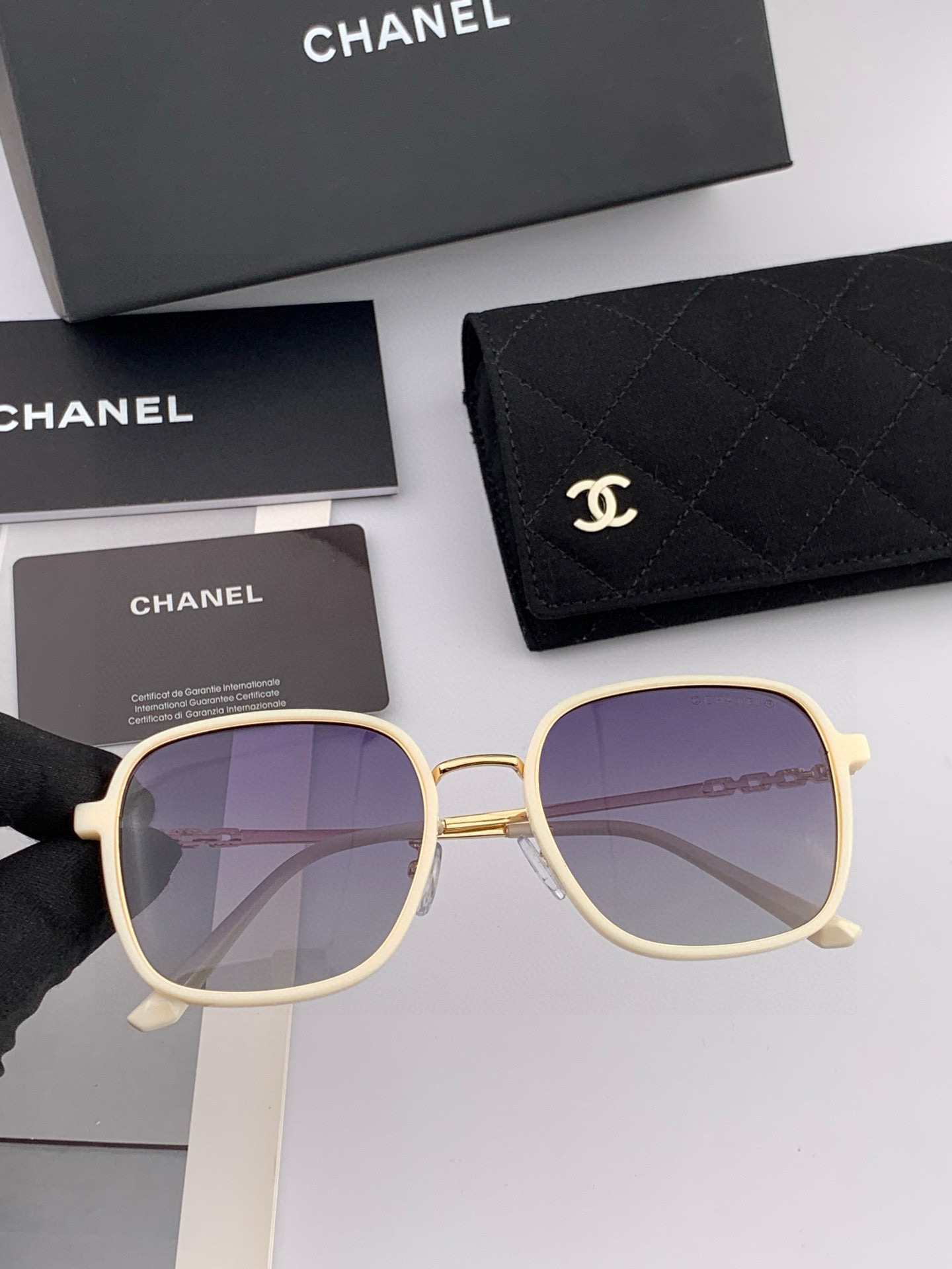    新品CHANEL 香奈儿太阳镜以独特魅力和前卫风格诠释春夏最新眼镜，质感超好佩带舒适 型号：CH7
