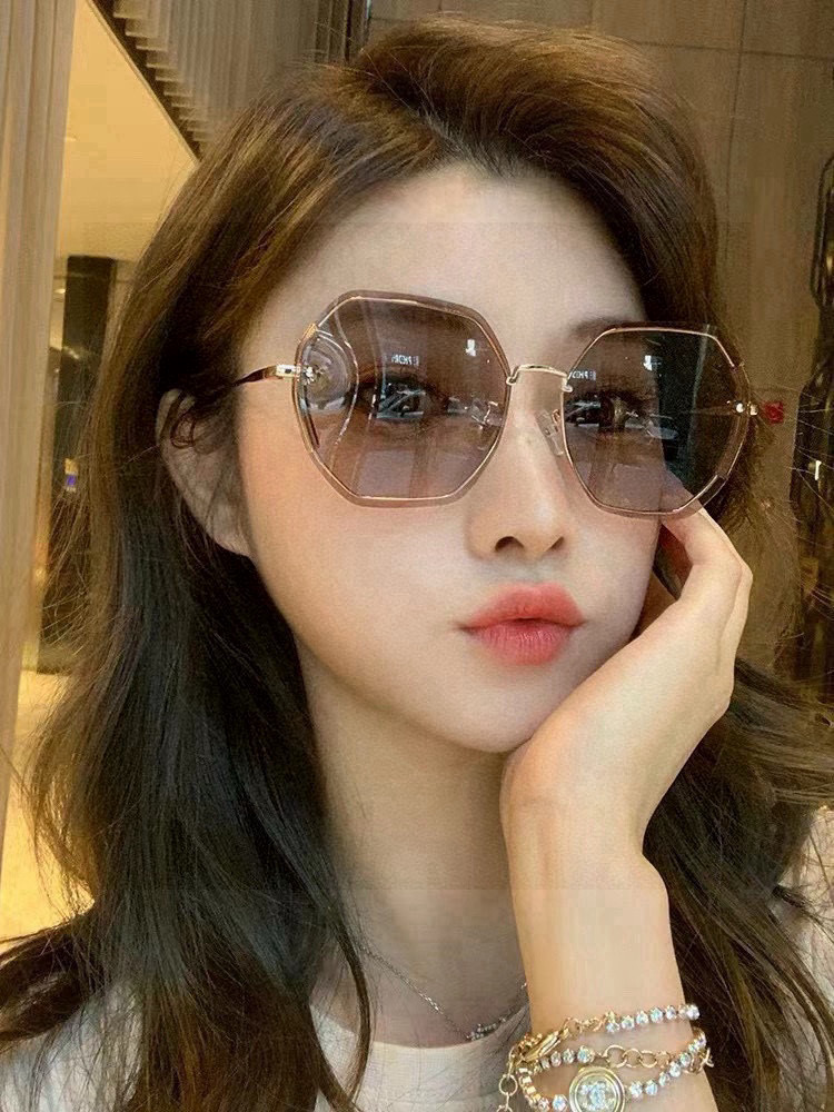    新品CHANEL 香奈儿太阳镜以独特魅力和前卫风格诠释春夏最新眼镜，质感超好佩带舒适 型号：CH0