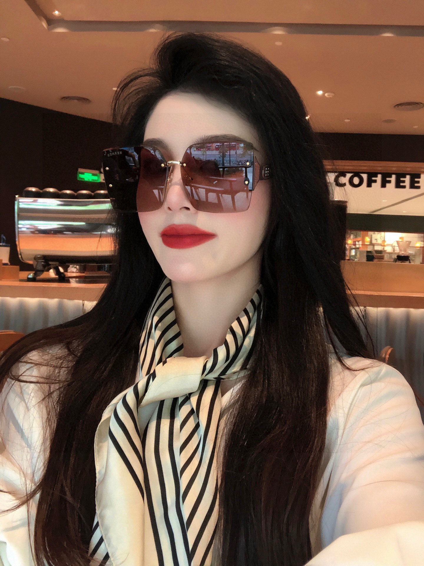  爱马仕   经典的方框设计，不挑脸型，无论搭配大衣还是连衣裙都非常显气质镜片预防紫外线 型号：H999