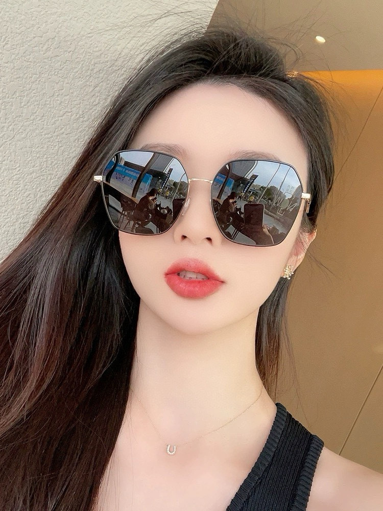  LV 2025开春新款 最新款太阳镜 各路网红纷纷带起气场满分‼️ 俏皮甜美.上脸效果更佳.金属质感超