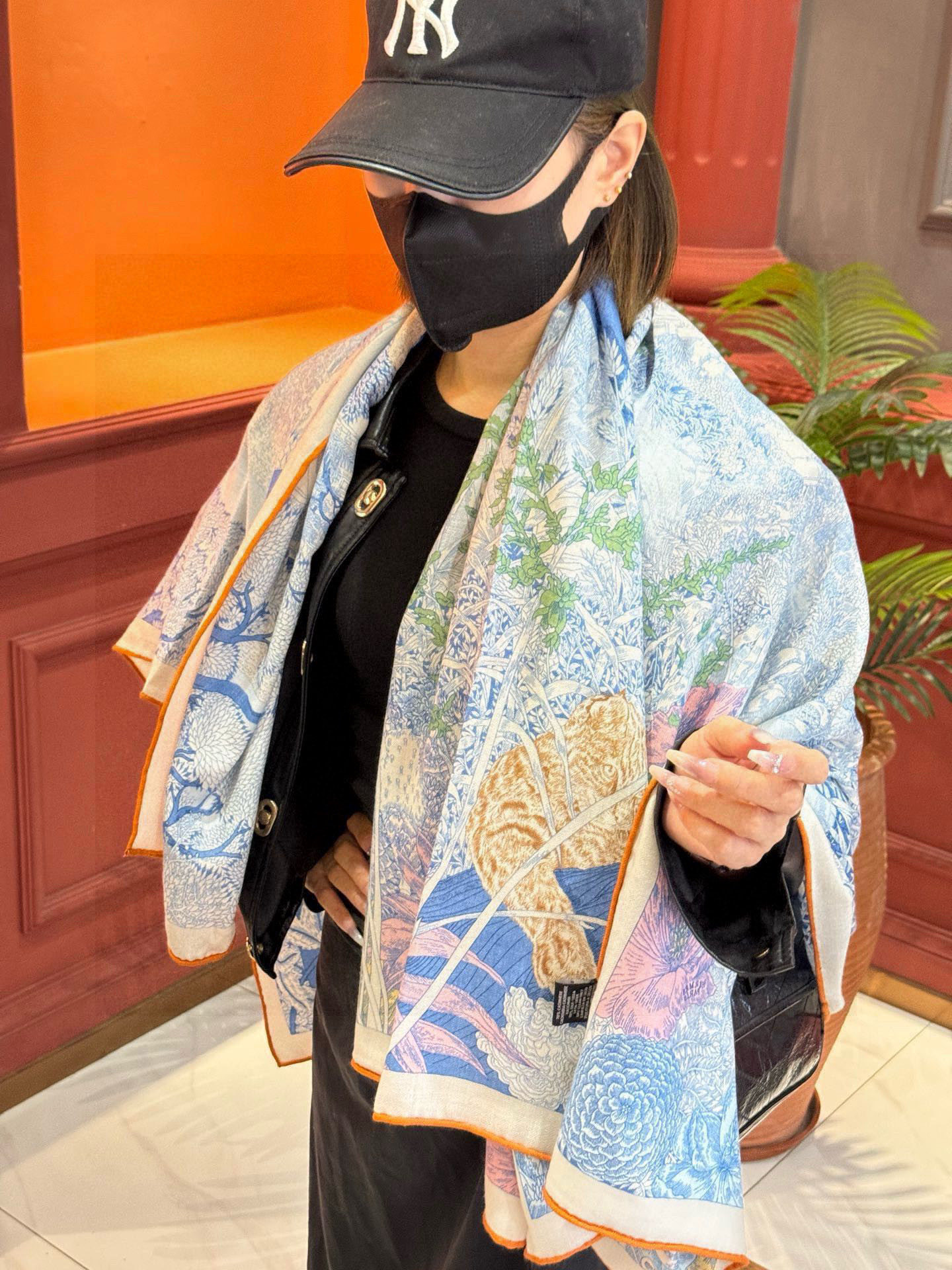   爱马仕～秋冬搭配利器❗️顶级双面同色 版真丝羊绒披肩！！1条等于2条】点睛精彩，图案和配色都超级喜欢