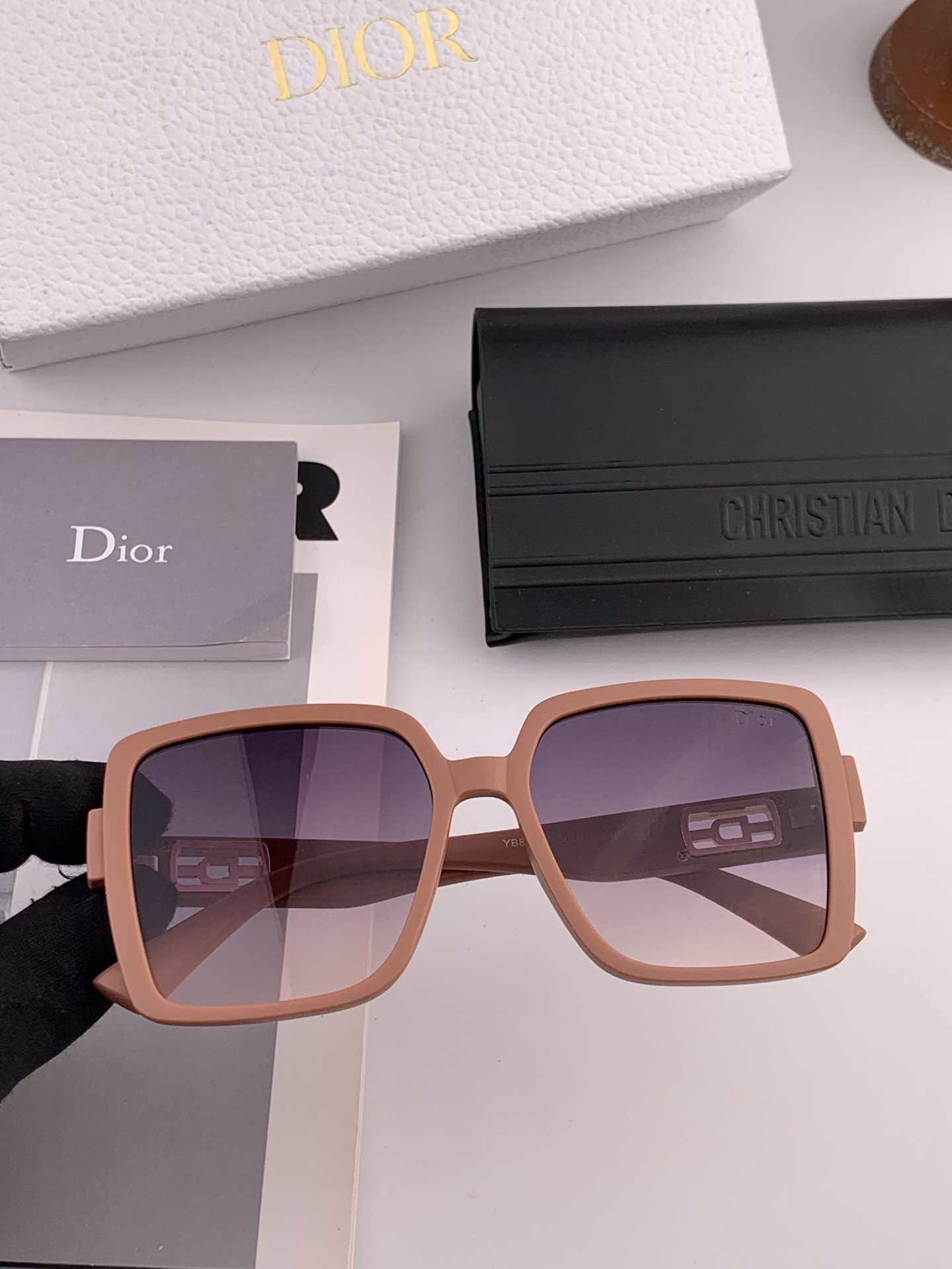   DIOR 2025開春新款 方框太陽鏡 各路網紅紛紛帶起氣場滿分‼️ 俏皮甜美.上臉效果更佳.金屬質