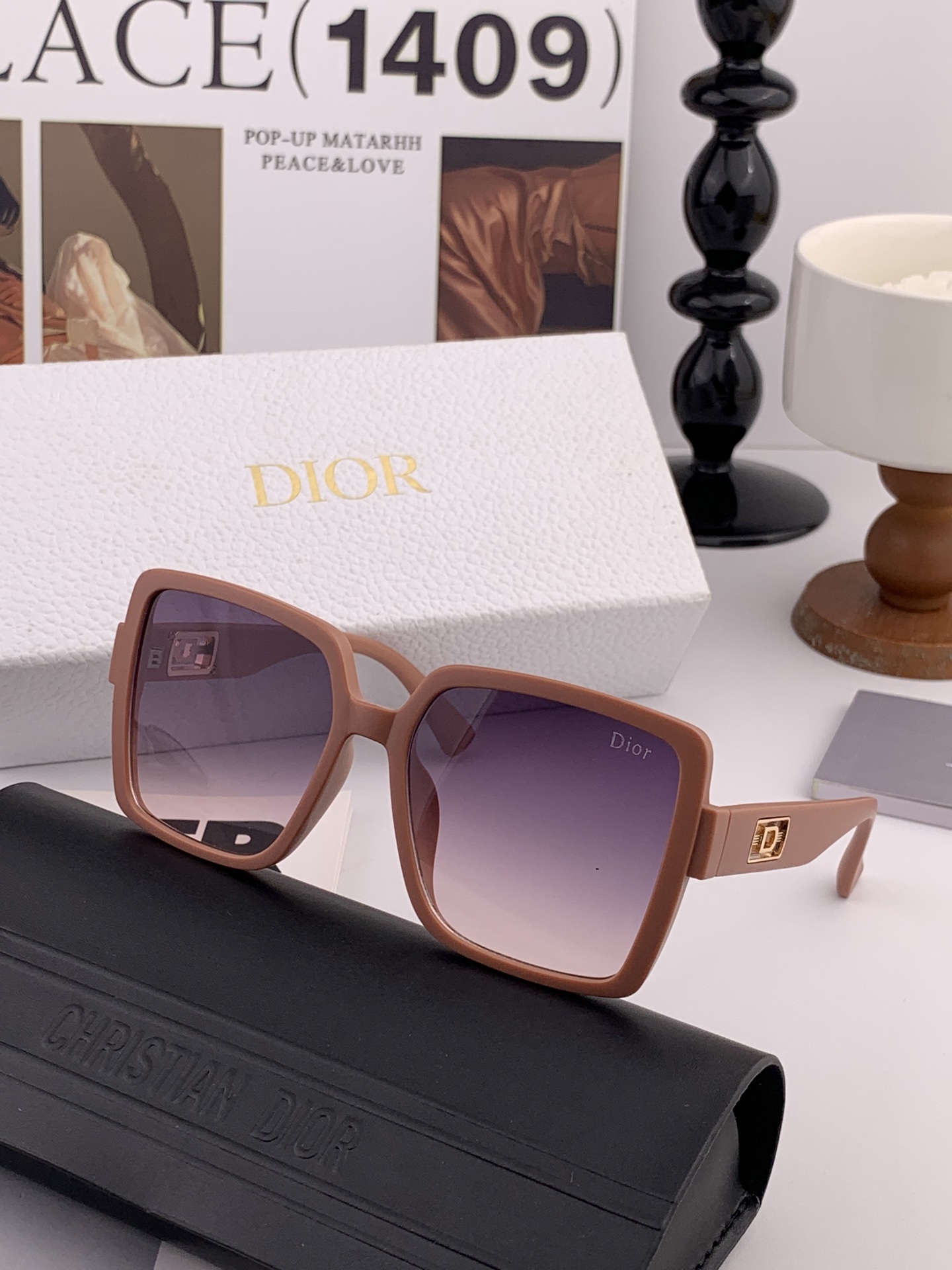   DIOR 2025開春新款 方框太陽鏡 各路網紅紛紛帶起氣場滿分‼️ 俏皮甜美.上臉效果更佳.金屬質