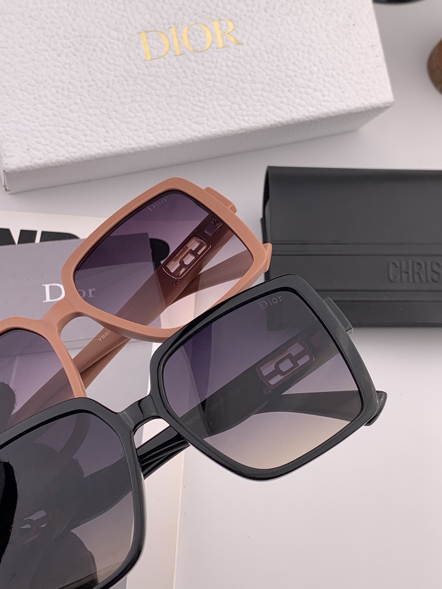   DIOR 2025開春新款 方框太陽鏡 各路網紅紛紛帶起氣場滿分‼️ 俏皮甜美.上臉效果更佳.金屬質