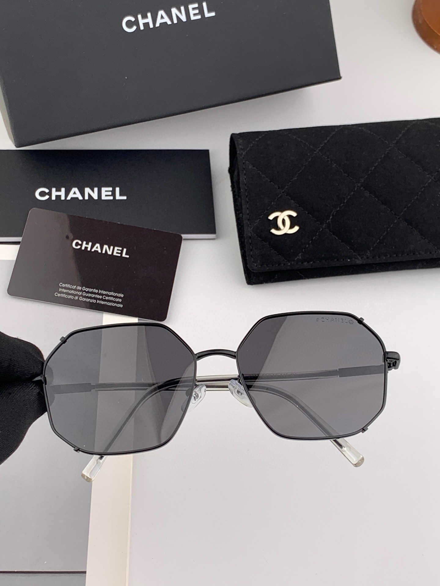 新品CHANEL 香奈儿太阳镜以独特魅力和前卫风格诠释春夏最新眼镜，以方框设计两边经典小香珍珠做点缀，