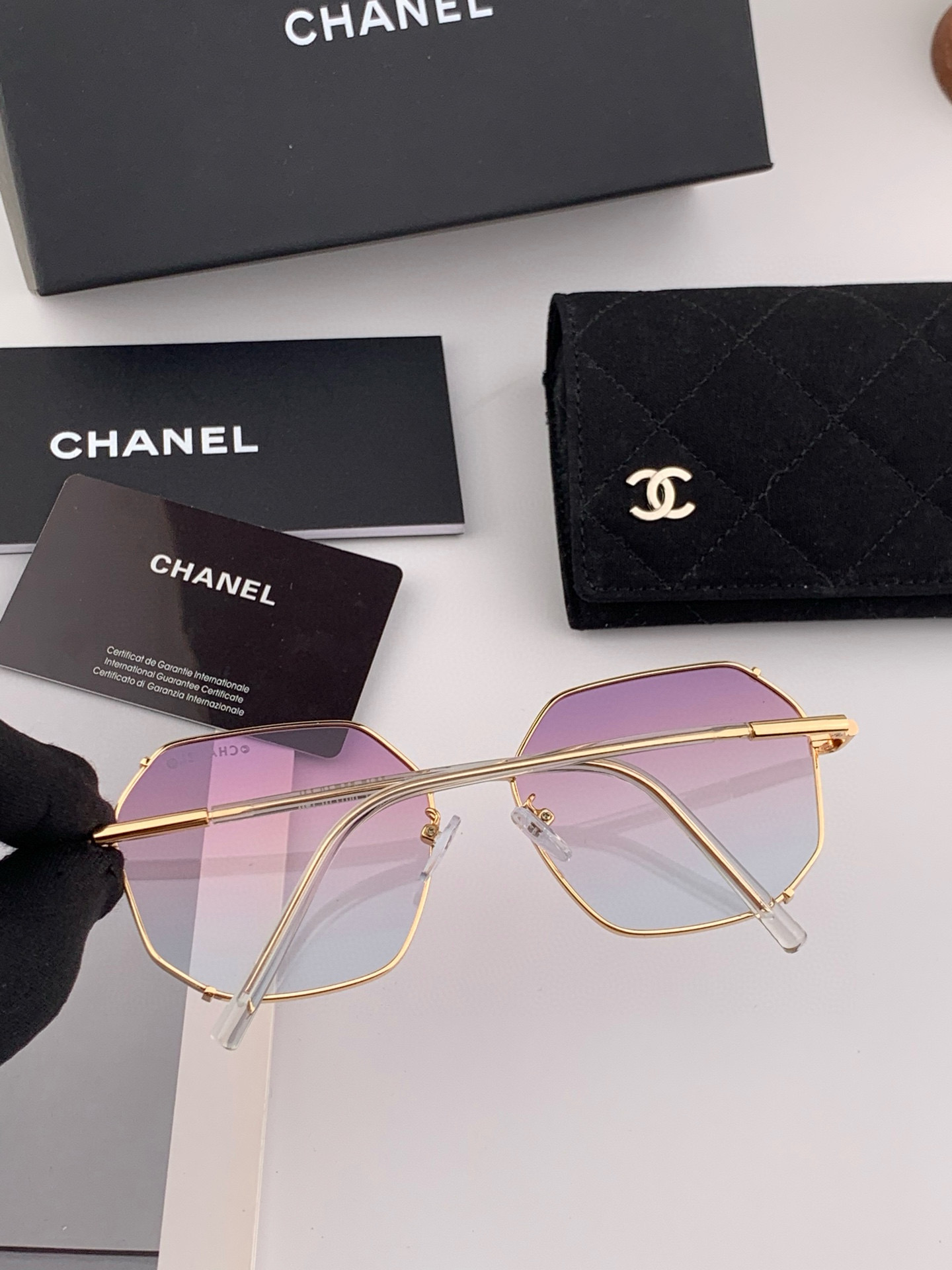  新品CHANEL 香奈儿太阳镜以独特魅力和前卫风格诠释春夏最新眼镜，以方框设计两边经典小香珍珠做点缀，