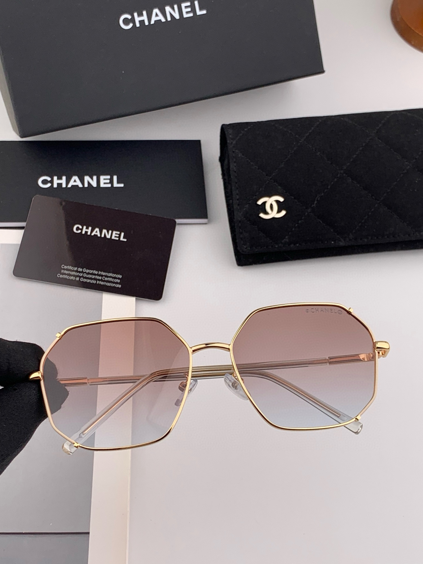  新品CHANEL 香奈儿太阳镜以独特魅力和前卫风格诠释春夏最新眼镜，以方框设计两边经典小香珍珠做点缀，