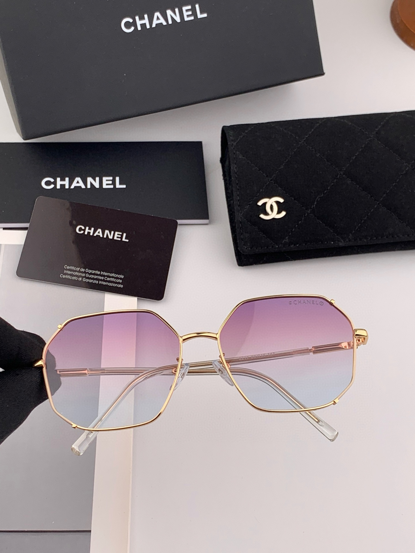  新品CHANEL 香奈儿太阳镜以独特魅力和前卫风格诠释春夏最新眼镜，以方框设计两边经典小香珍珠做点缀，