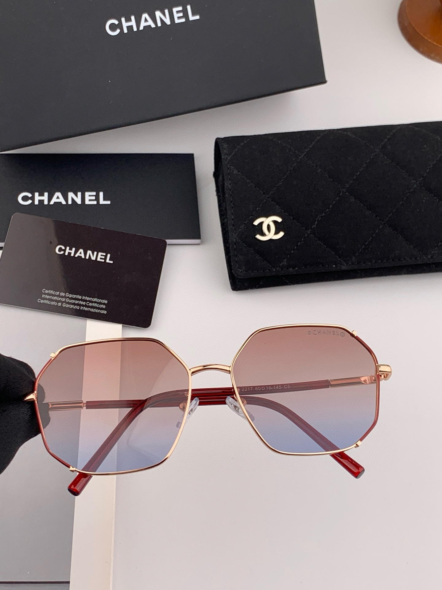  新品CHANEL 香奈儿太阳镜以独特魅力和前卫风格诠释春夏最新眼镜，以方框设计两边经典小香珍珠做点缀，