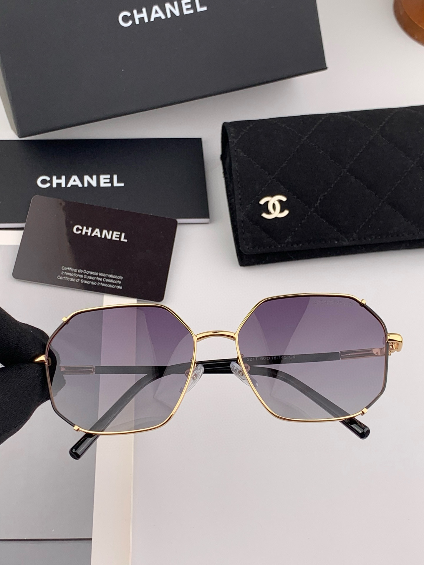  新品CHANEL 香奈儿太阳镜以独特魅力和前卫风格诠释春夏最新眼镜，以方框设计两边经典小香珍珠做点缀，