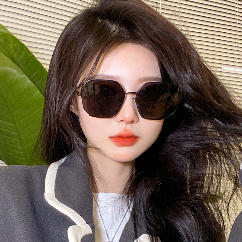  新品CHANEL 香奈儿太阳镜以独特魅力和前卫风格诠释春夏最新眼镜，以方框设计两边经典小香珍珠做点缀，