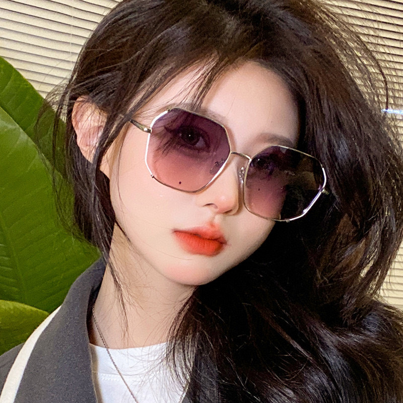  新品CHANEL 香奈儿太阳镜以独特魅力和前卫风格诠释春夏最新眼镜，以方框设计两边经典小香珍珠做点缀，