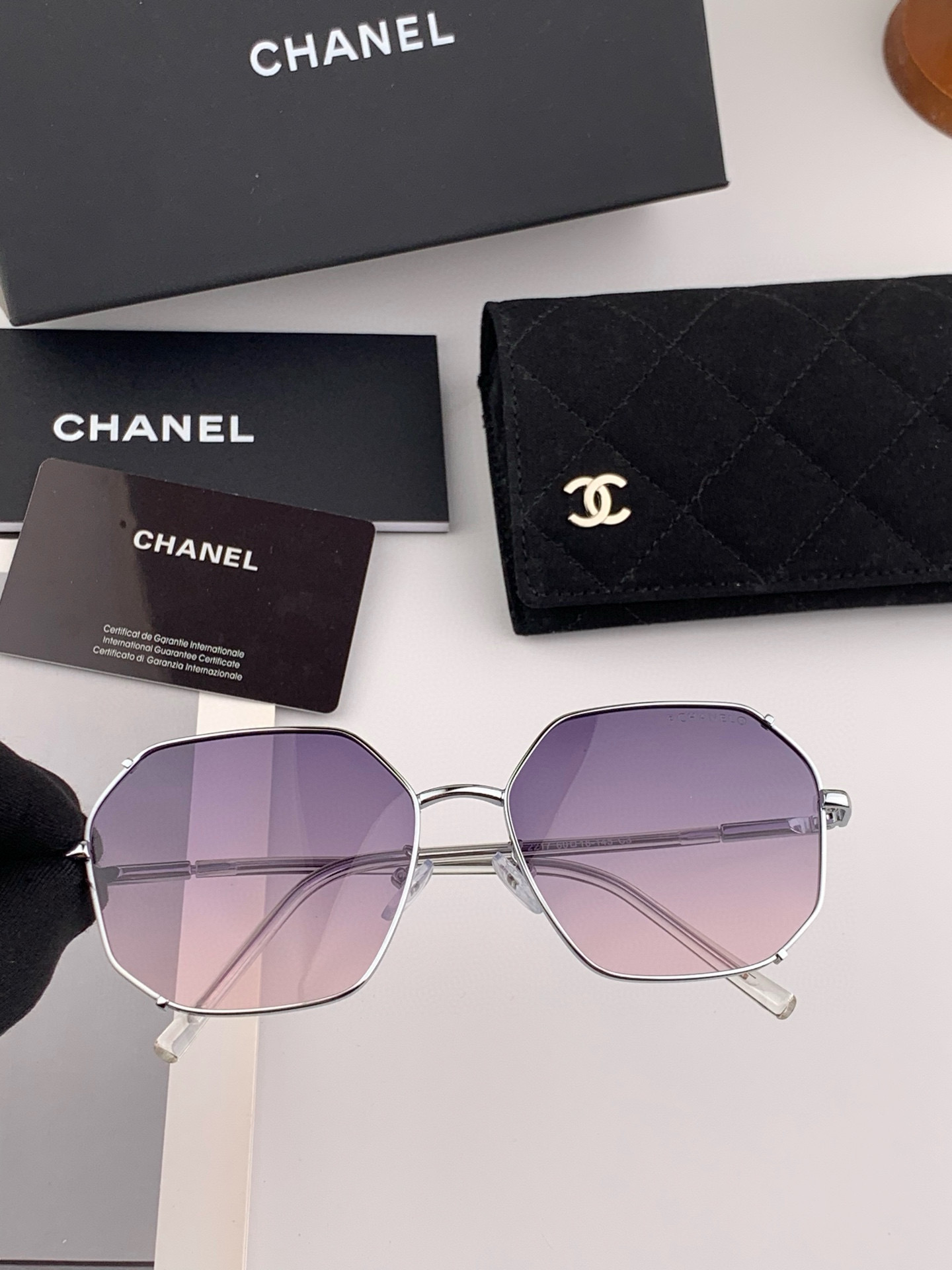  新品CHANEL 香奈儿太阳镜以独特魅力和前卫风格诠释春夏最新眼镜，以方框设计两边经典小香珍珠做点缀，
