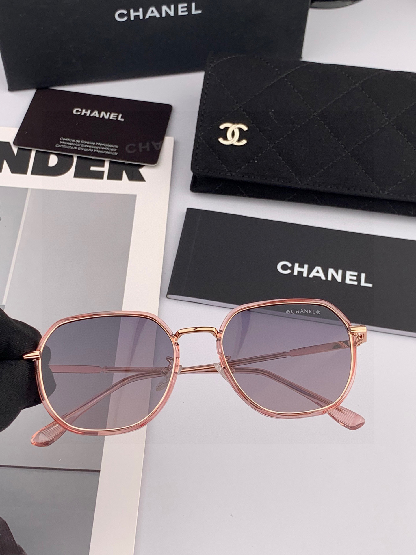    新品CHANEL 香奈儿太阳镜以独特魅力和前卫风格诠释春夏最新眼镜，质感超好佩带舒适 型号：CH9