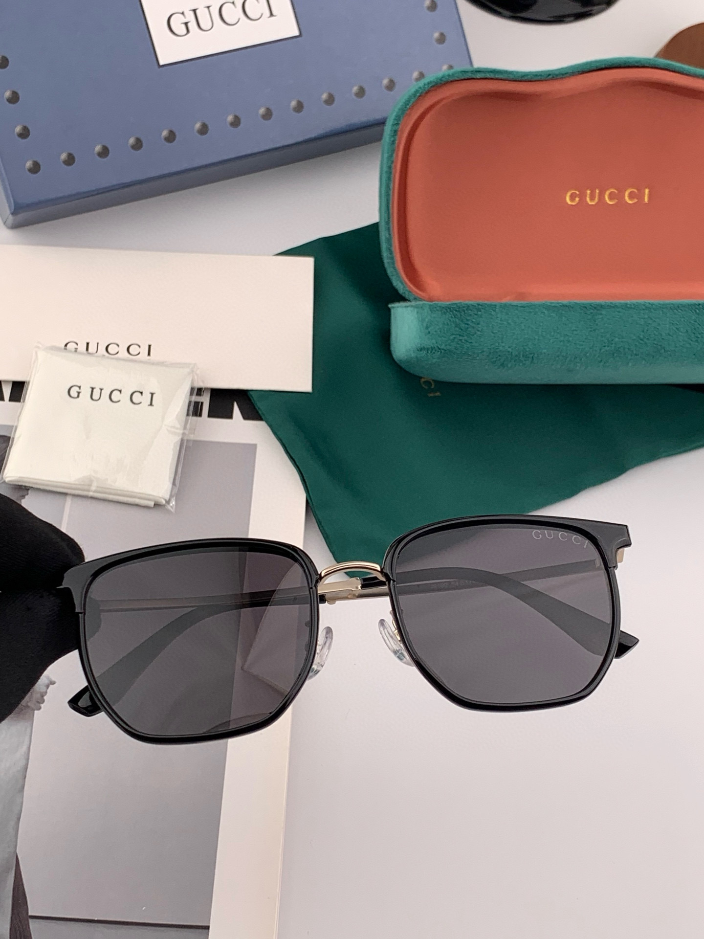   Gucci 。  高品质男女款墨镜   👍 进口宝丽来偏光镜片  。蛤蟆镜 开车钓鱼都可 。百搭显瘦