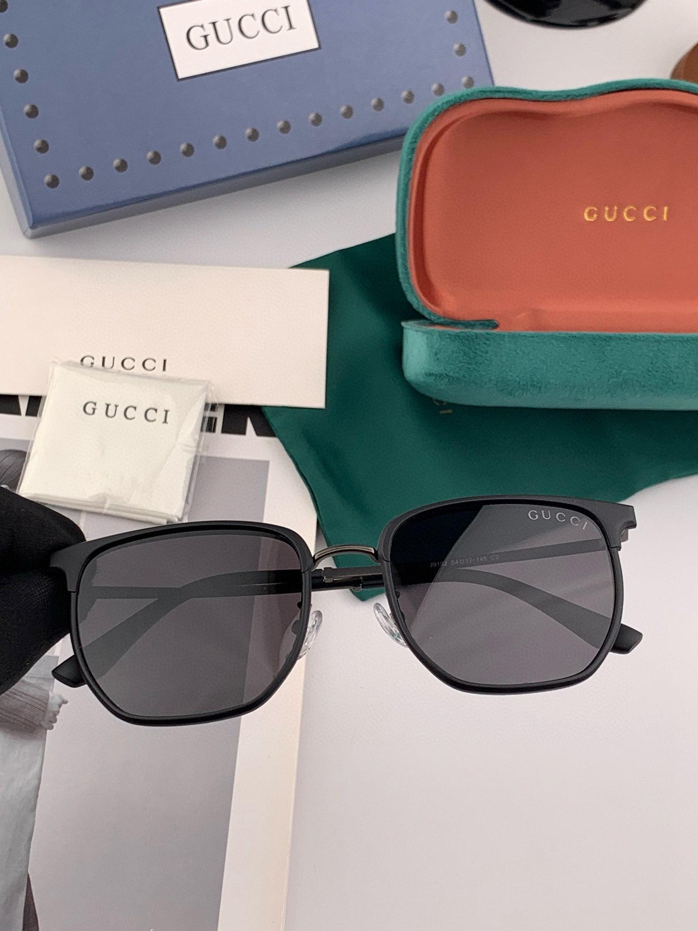   Gucci 。  高品质男女款墨镜   👍 进口宝丽来偏光镜片  。蛤蟆镜 开车钓鱼都可 。百搭显瘦