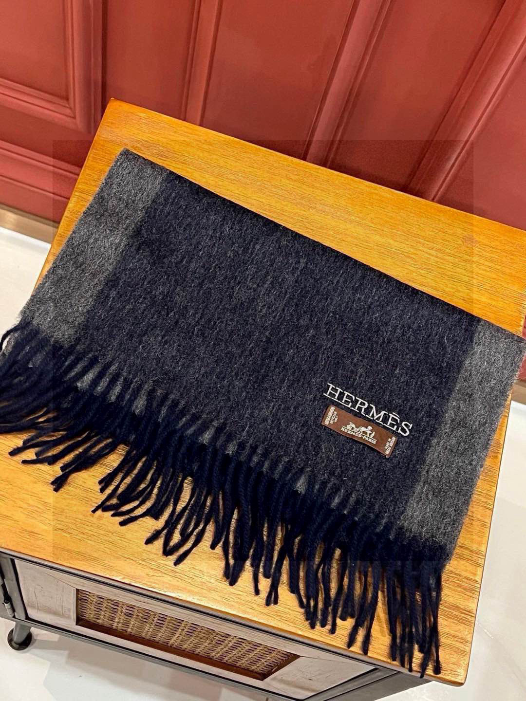 Hermès Two-Tone Wool Scarf, Unisex Design, 35x190 cm - Stylish & Warm 5 i1750772264633 1153 0 3