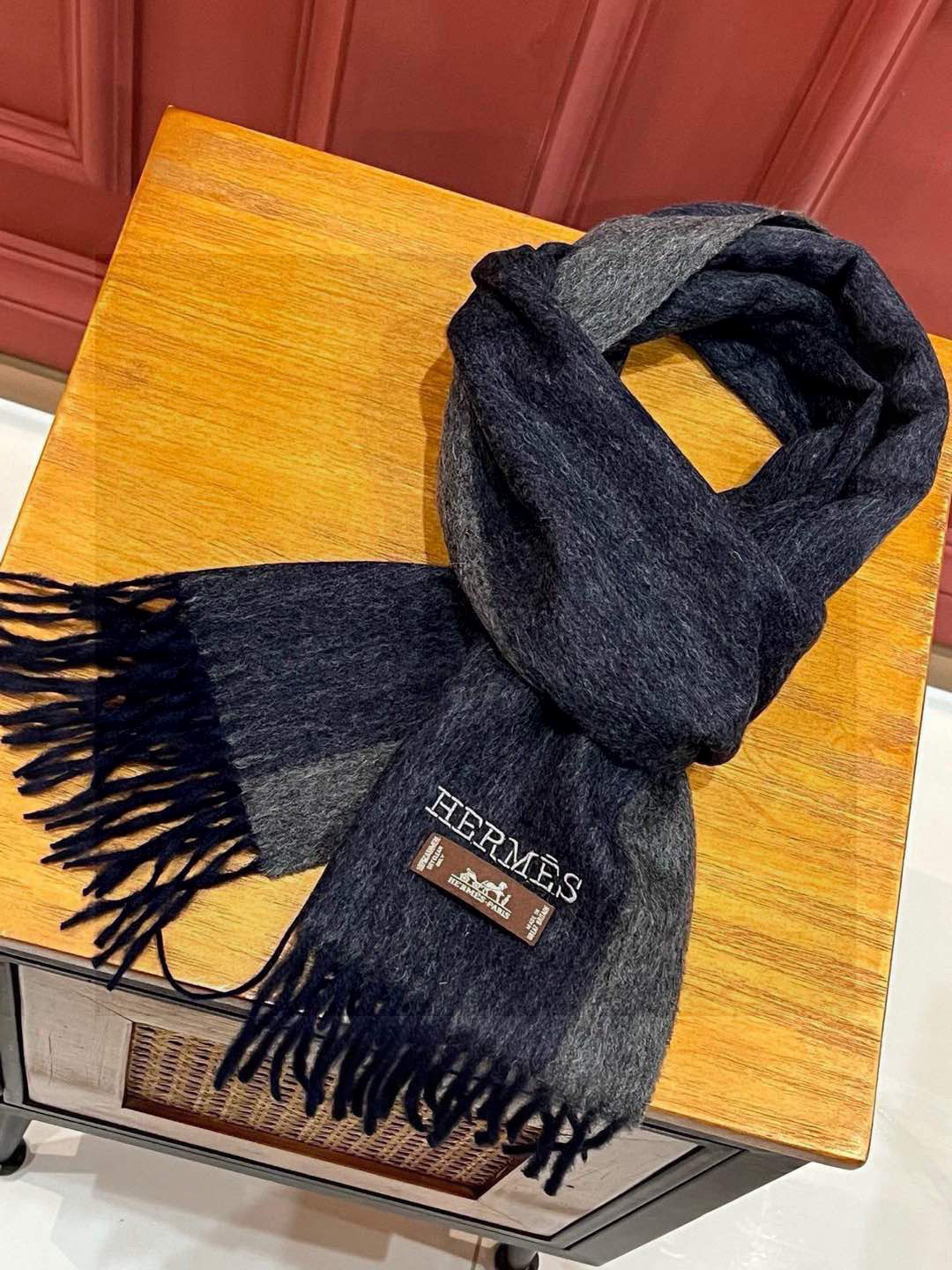 Hermès Two-Tone Wool Scarf, Unisex Design, 35x190 cm - Stylish & Warm 9 i1750772264635 9929 0 7
