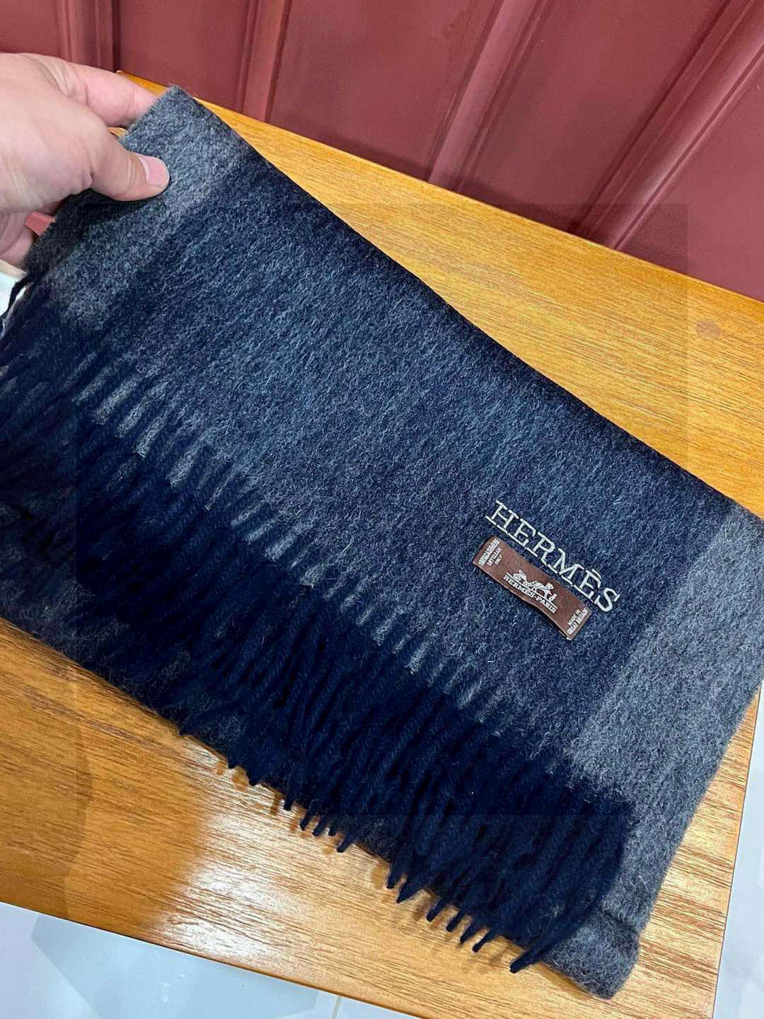 Hermès Two-Tone Wool Scarf, Unisex Design, 35x190 cm - Stylish & Warm 6 i1750772268058 1799 0 4