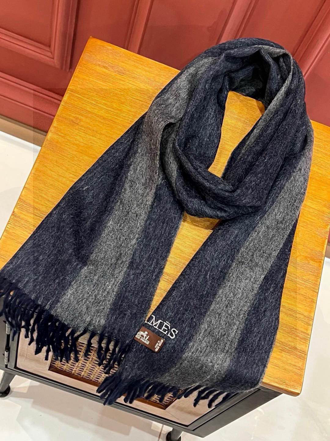 Hermès Two-Tone Wool Scarf, Unisex Design, 35x190 cm - Stylish & Warm 8 i1750772268059 1312 0 6