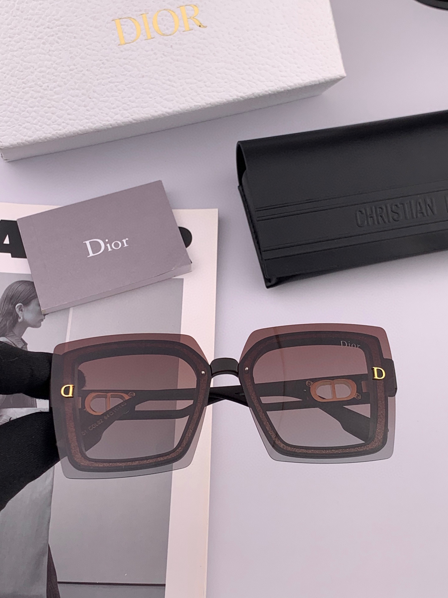  Dior2025新款偏光太阳镜 款式多 。经典的方框设计，不挑脸型，无论搭配大衣还是连衣裙都非常显气质