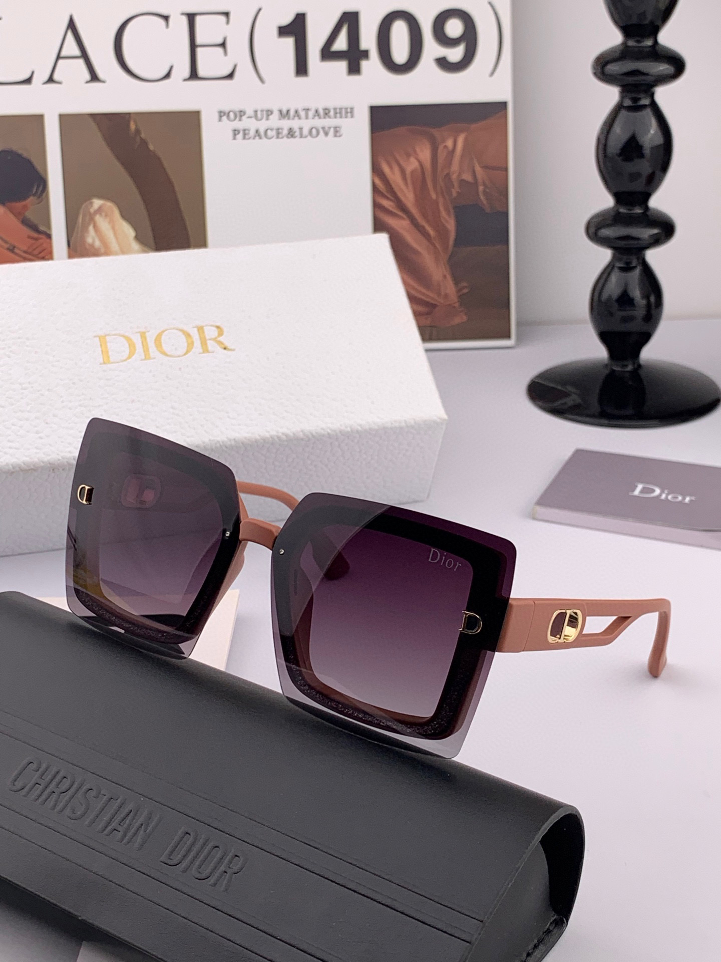  Dior2025新款偏光太阳镜 款式多 。经典的方框设计，不挑脸型，无论搭配大衣还是连衣裙都非常显气质