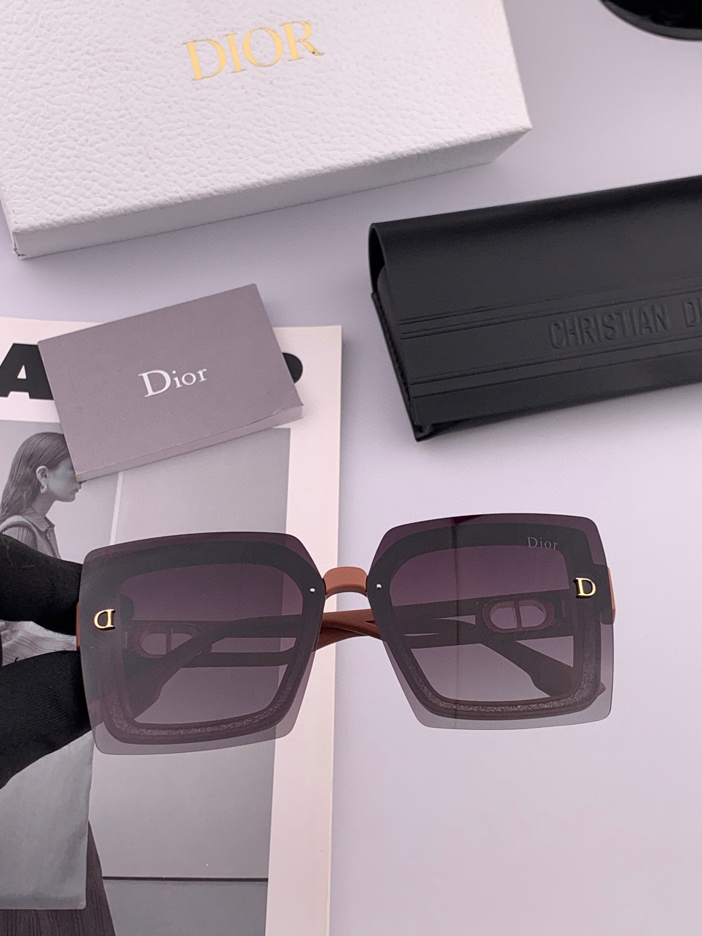  Dior2025新款偏光太阳镜 款式多 。经典的方框设计，不挑脸型，无论搭配大衣还是连衣裙都非常显气质
