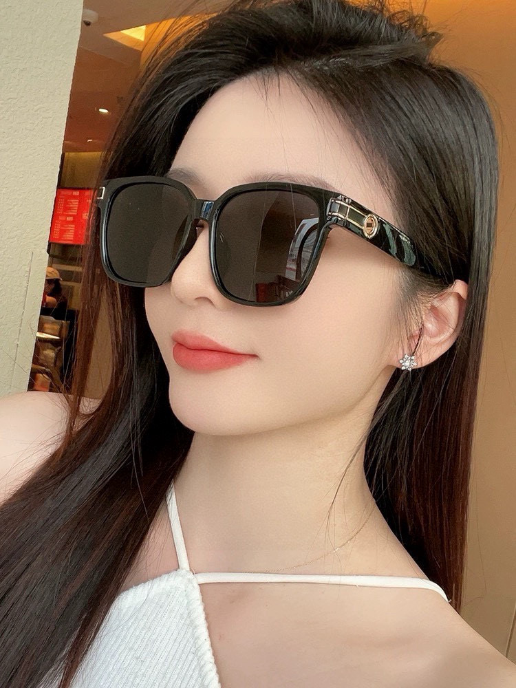 GUCCI 2025开春新款 最新款方框太阳镜 各路网红纷纷带起气场满分‼️ 俏皮甜美.上脸效果更佳.