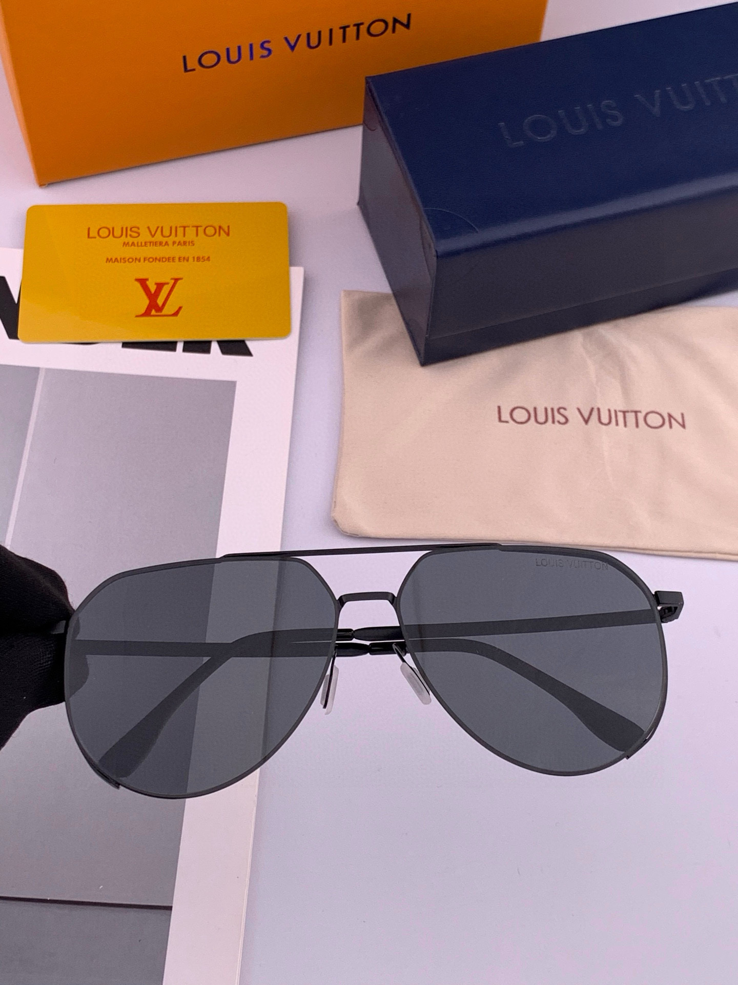       LV 男款炫彩飞行员偏光太阳镜 ❤️材质：高清尼龙加厚卡槽高清偏光镜片 🌹无边框镜架💕颜👍型