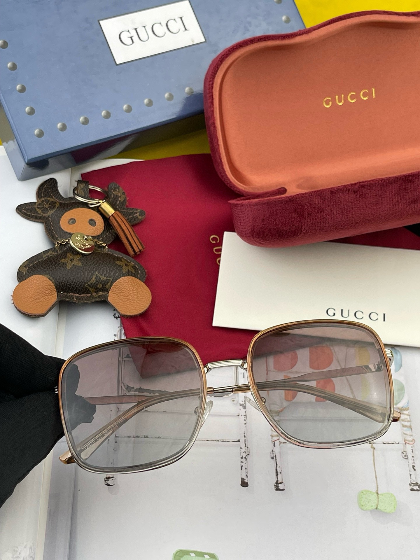  2025新款！新款出货！
女士高清加厚偏光太阳镜🕶️ 🎉💍新款GUCCI偏光太阳镜得意开车驾驶镜时尚墨