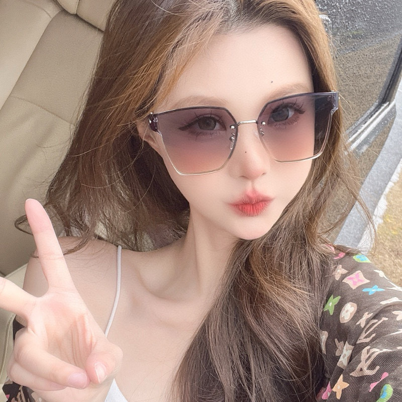   DIOR🌋☔️时尚无框太阳镜镜片 顶级奢侈品强 高品质胜利亲亲🍦🍨 得意 气质非凡😄 🍫🍪女士开车墨