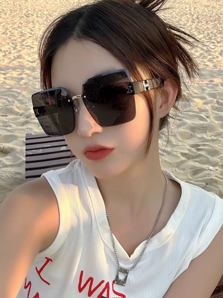 NO:362964,Hermes classic square frame design, not picky about face shape, it looks very elegant whether it is matched with a coat or a dress, lenses prevent UV rays. Model H2101 glasses sunglasses sunglasses, glasses, hermes, skirts19860909爱马仕经典的方框设计,不挑脸型,无论搭配大衣还是连衣裙都非常显气质镜片预防紫外线 型号H2101眼镜墨镜太阳镜,眼镜,hermes,skirts,glasses