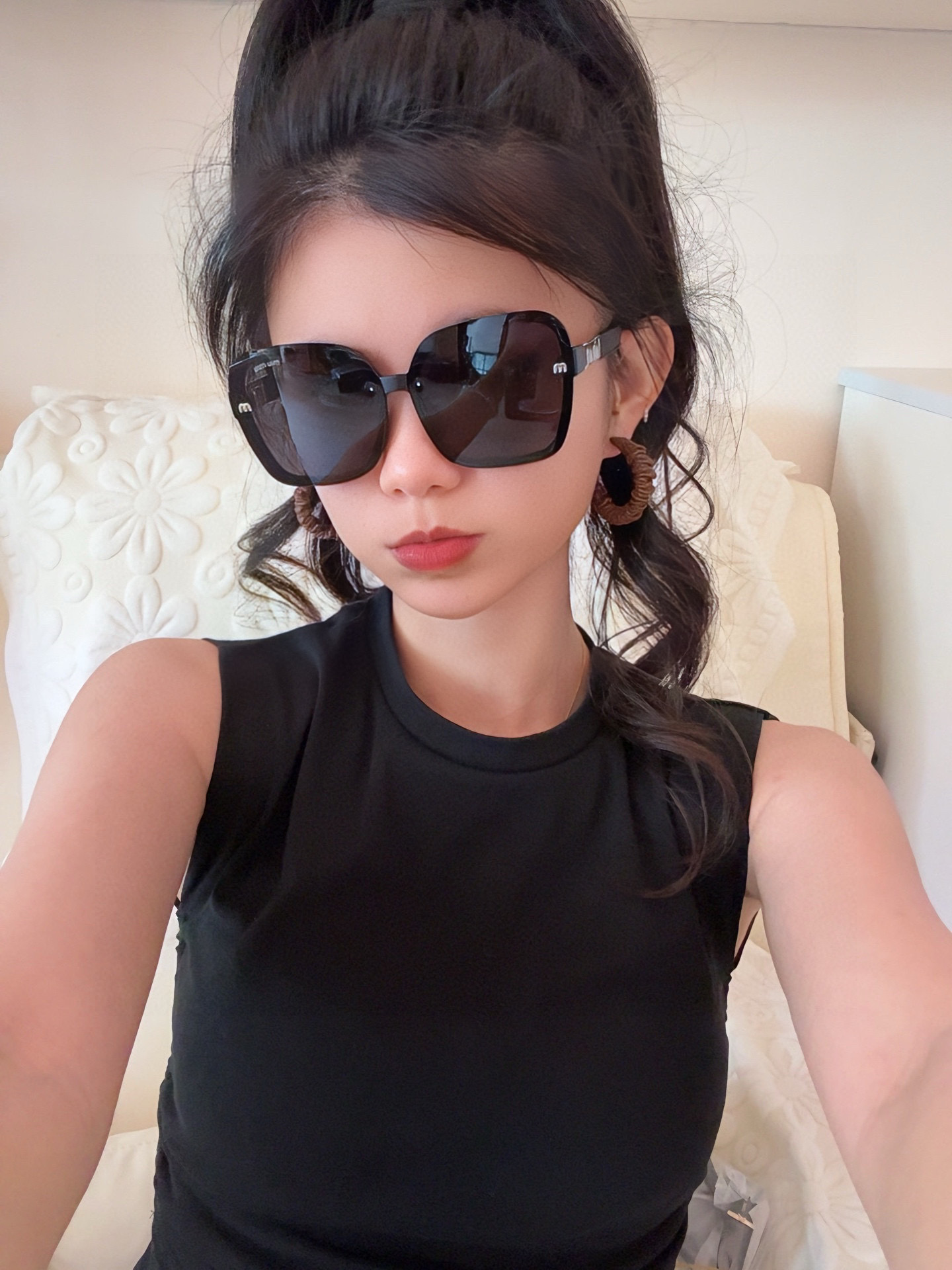 NO:363245,MIUMIU/Miao Miu 2025 new spring style shines new styles on stage. Sunglasses trendy products. Exquisite personal design. Simple and fashionable. The quality of the counter is worthy of possession. Absolutely trendy. Fashion items that enhance personal taste. Model M4304 glasses. Sunglasses, sunglasses, glasses, miumiu19860909MIUMIU/缪缪2025开春新款闪耀新款璀璨登台 太阳镜潮品 精致个性设计简约时尚 专柜品质值得拥有 绝对潮爆 提升个人品味的时尚单品 型号M4304眼镜墨镜太阳镜,眼镜,miumiu,glasses