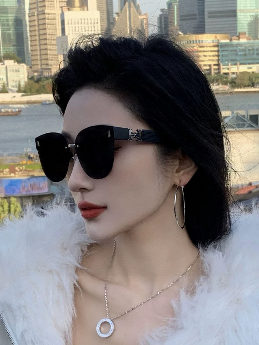 NO:363250,Hermes classic square frame design, not picky about face shape, it looks very elegant whether it is matched with a coat or a dress, lenses prevent UV rays. Model H0101 glasses sunglasses sunglasses, glasses, hermes, skirts19860909爱马仕经典的方框设计,不挑脸型,无论搭配大衣还是连衣裙都非常显气质镜片预防紫外线 型号H0101眼镜墨镜太阳镜,眼镜,hermes,skirts,glasses