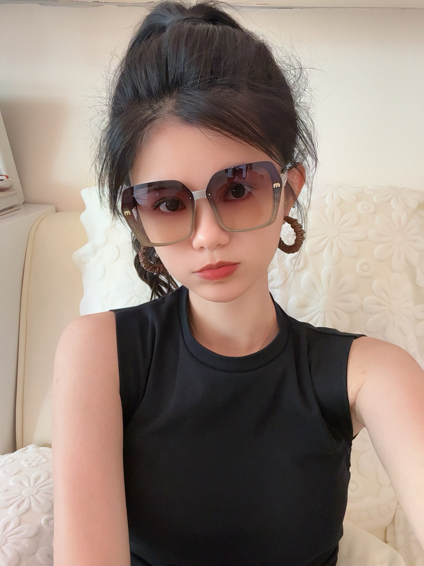 NO:363256,MIUMIU/Miao Miu 2025 new spring style shines new styles on stage. Sunglasses trendy products. Exquisite personal design. Simple and fashionable. The quality of the counter is worthy of possession. Absolutely trendy. Fashion items that enhance personal taste. Model M4304 glasses. Sunglasses, sunglasses, glasses, miumiu19860909MIUMIU/缪缪2025开春新款闪耀新款璀璨登台 太阳镜潮品 精致个性设计简约时尚 专柜品质值得拥有 绝对潮爆 提升个人品味的时尚单品 型号M4304眼镜墨镜太阳镜,眼镜,miumiu,glasses