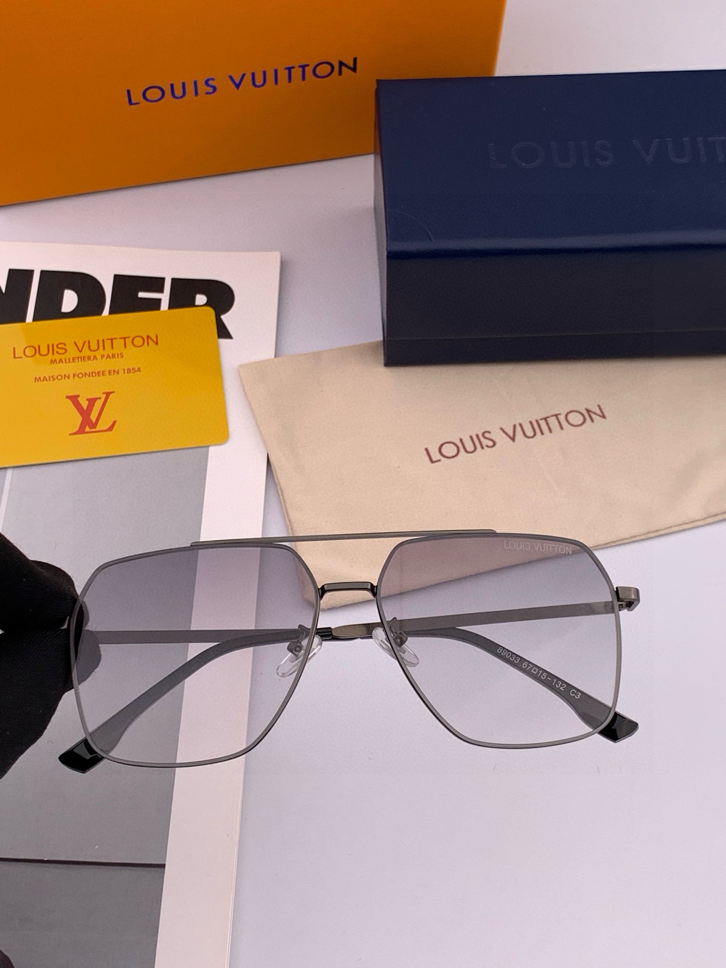       LV 男款炫彩飞行员偏光太阳镜 ❤️材质：高清尼龙加厚卡槽高清偏光镜片 🌹无边框镜架💕颜👍型