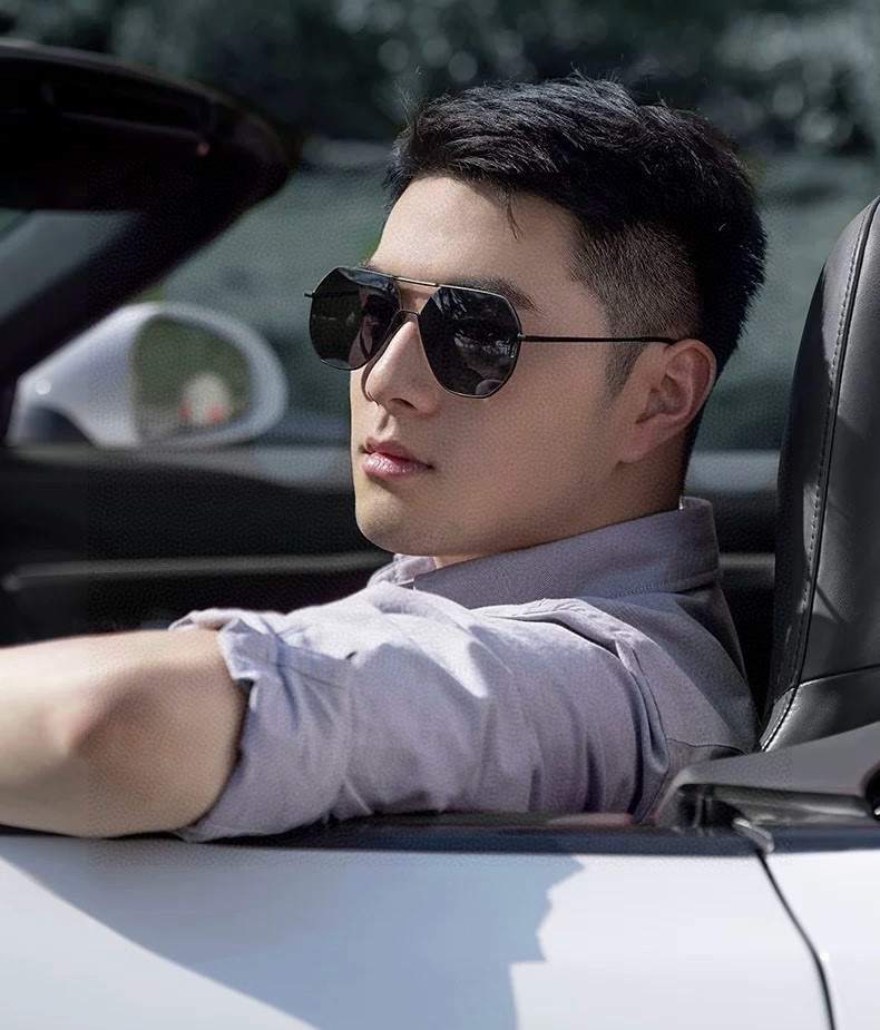       LV 男款炫彩飞行员偏光太阳镜 ❤️材质：高清尼龙加厚卡槽高清偏光镜片 🌹无边框镜架💕颜👍型