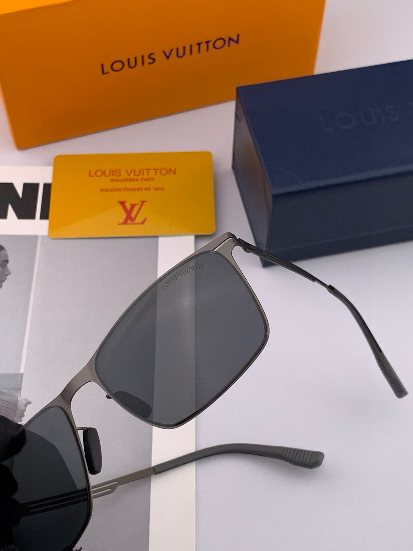 ♦️LV 2025新款男女情侣款太阳镜多边形墨镜iP电镀永不褪色 超轻超有弹性整幅眼镜无螺丝重要的是压不