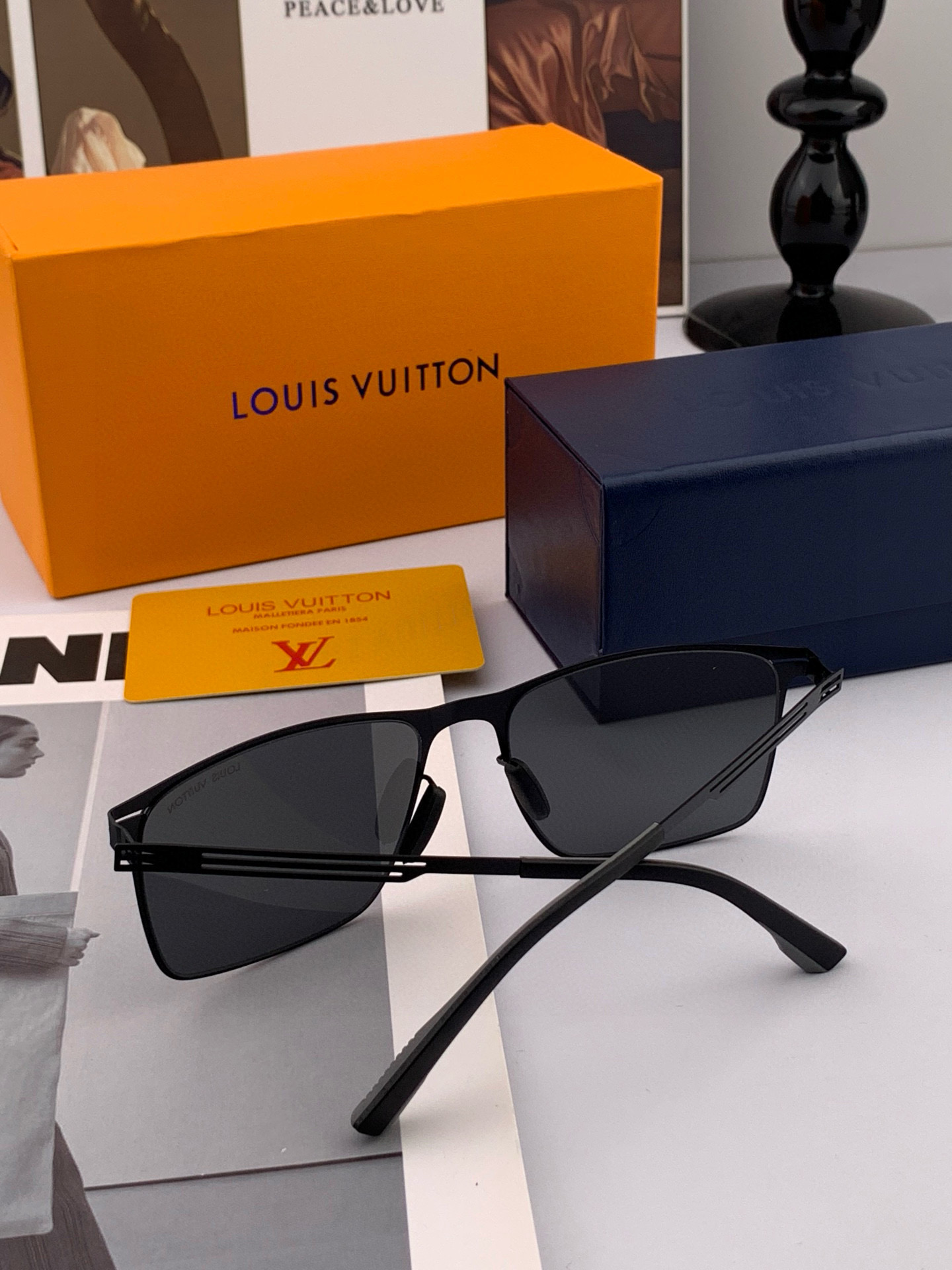 ♦️LV 2025新款男女情侣款太阳镜多边形墨镜iP电镀永不褪色 超轻超有弹性整幅眼镜无螺丝重要的是压不