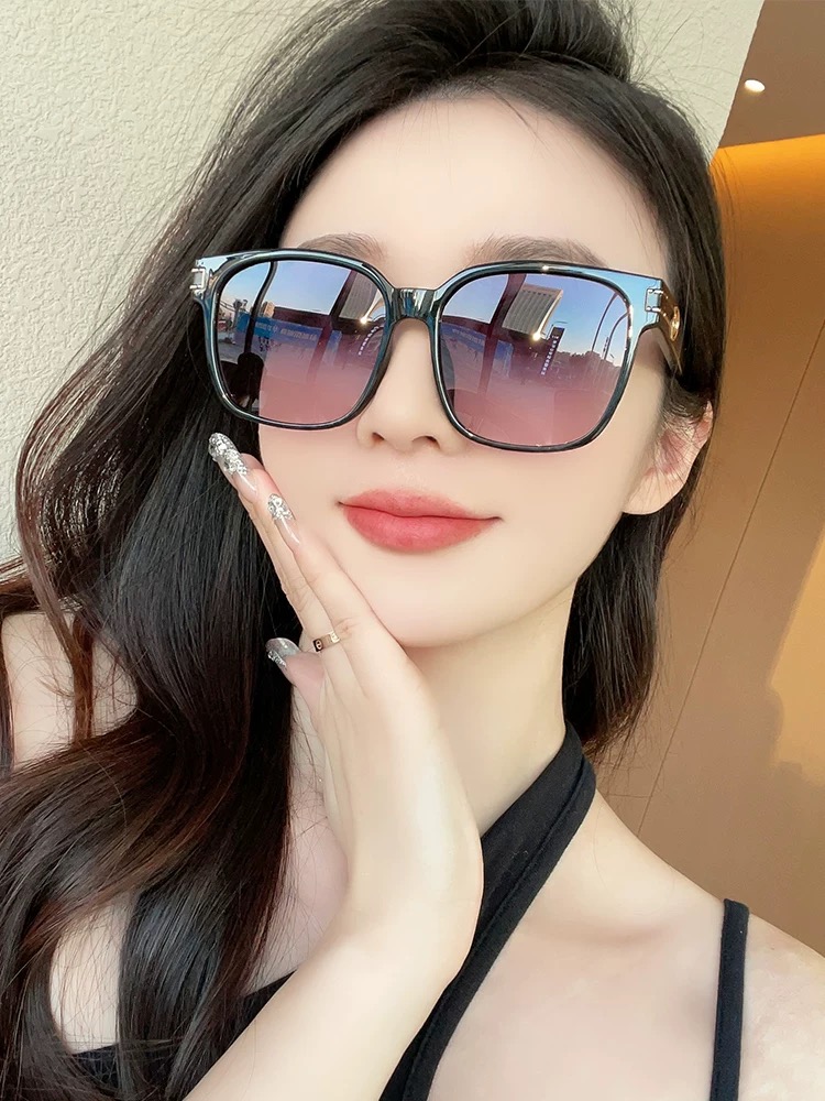  GUCCI 2025开春新款 最新款方框太阳镜 各路网红纷纷带起气场满分‼️ 俏皮甜美.上脸效果更佳.