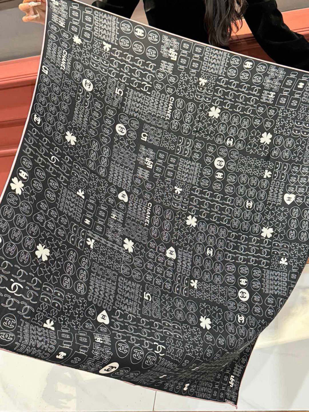 上新❤️
【2025Chanel】
经典茶花优雅Coco风,Chanel最新菱格丝绒大方巾~气质到