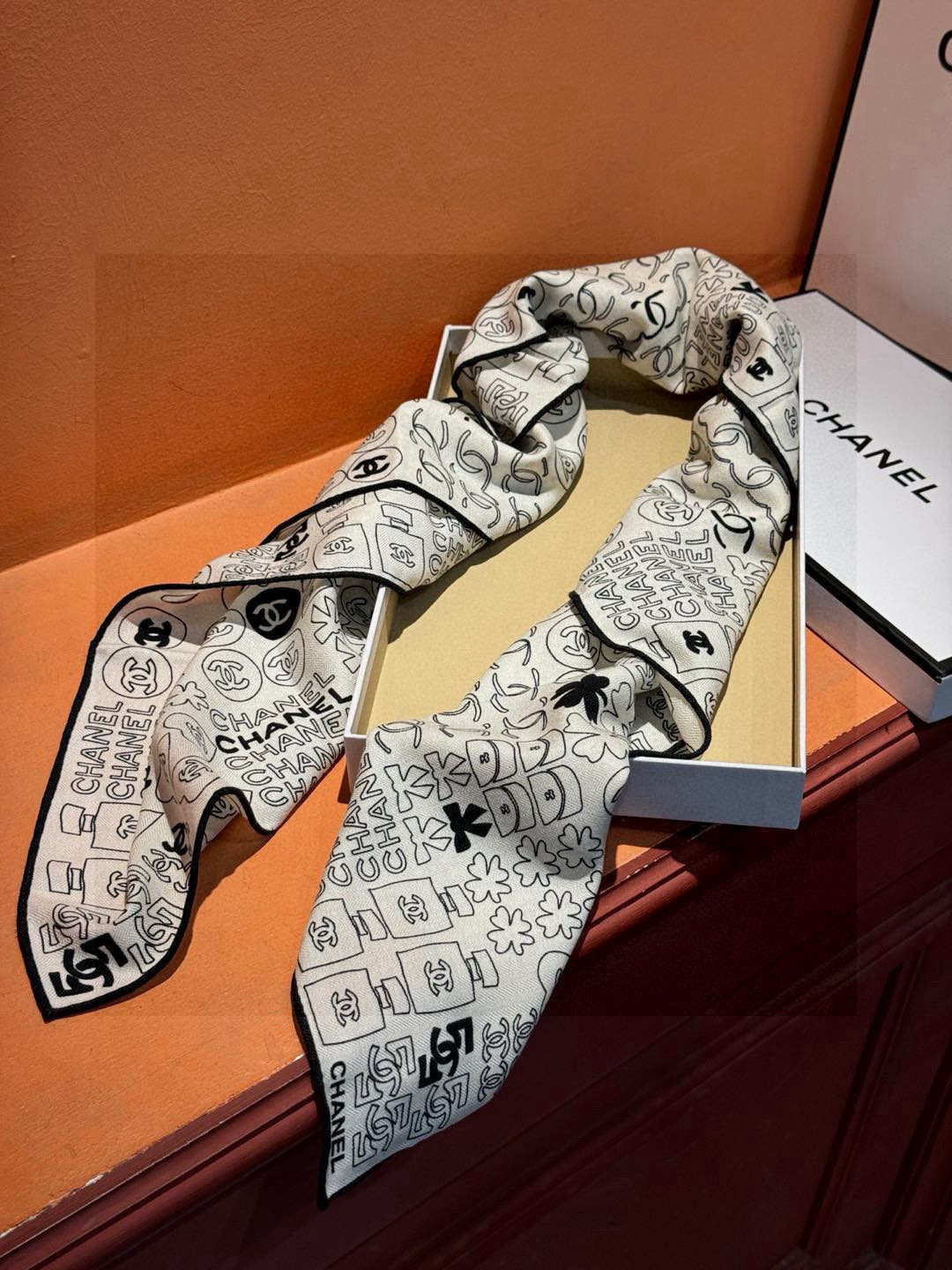 上新❤️
【2025Chanel】
经典茶花优雅Coco风,Chanel最新菱格丝绒大方巾~气质到
