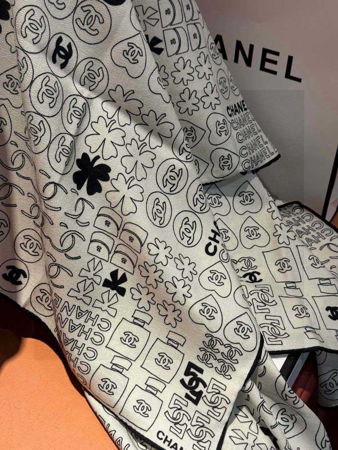 上新❤️
【2025Chanel】
经典茶花优雅Coco风,Chanel最新菱格丝绒大方巾~气质到